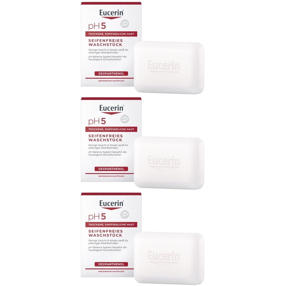 Drei Packungen und drei Seifenstücke. Auf den Packungen steht "Eucerin pH5 SEIFENFREIES WASCHSTÜCK". Die Seifen haben den Schriftzug "Eucerin".