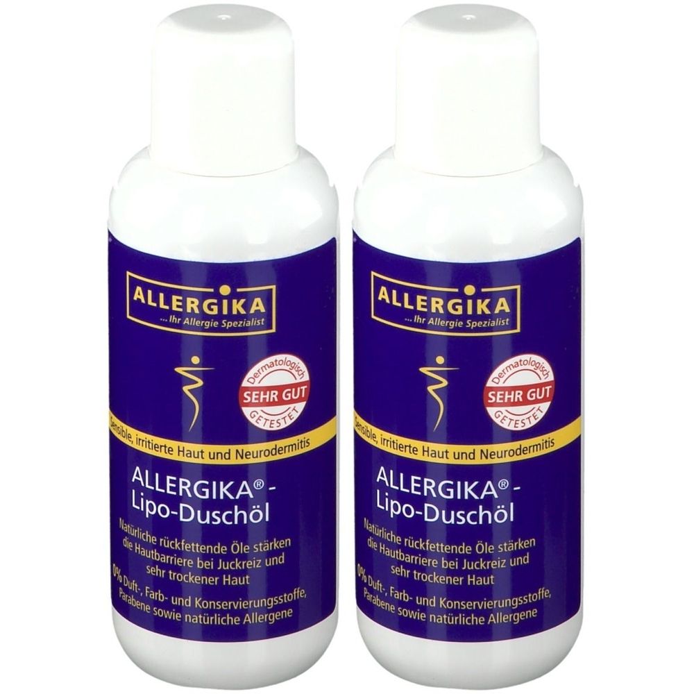 Zwei Flaschen ALLERGIKA Lipo-Duschöl. Blaue Etiketten mit weißer Schrift. Aufschrift: "SEHR GUT GETESTET".