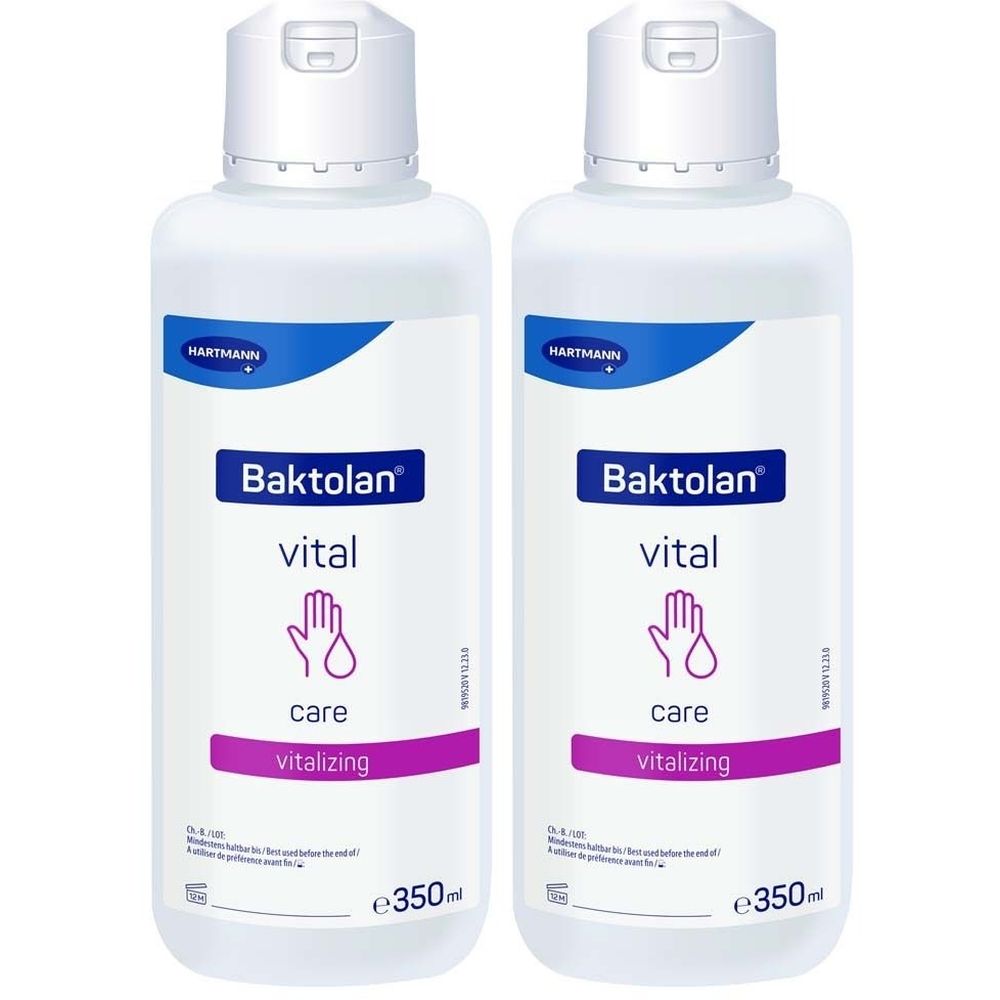 Zwei Flaschen Baktolan® vital. Weiße Flaschen mit blau-weißen Etiketten. Aufschrift: Baktolan vital, care, vitalizing. Mit Klappverschluss.