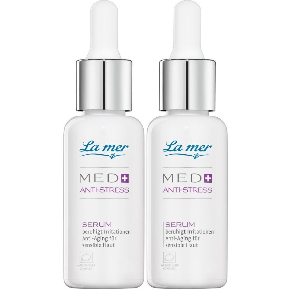 Zwei weiße Flakons mit silbernen Verschlüssen und Pipetten. Aufschrift: La mer, MED+, Anti-Stress Serum. Text: beruhigt Irritationen, Anti-Aging für sensible Haut.
