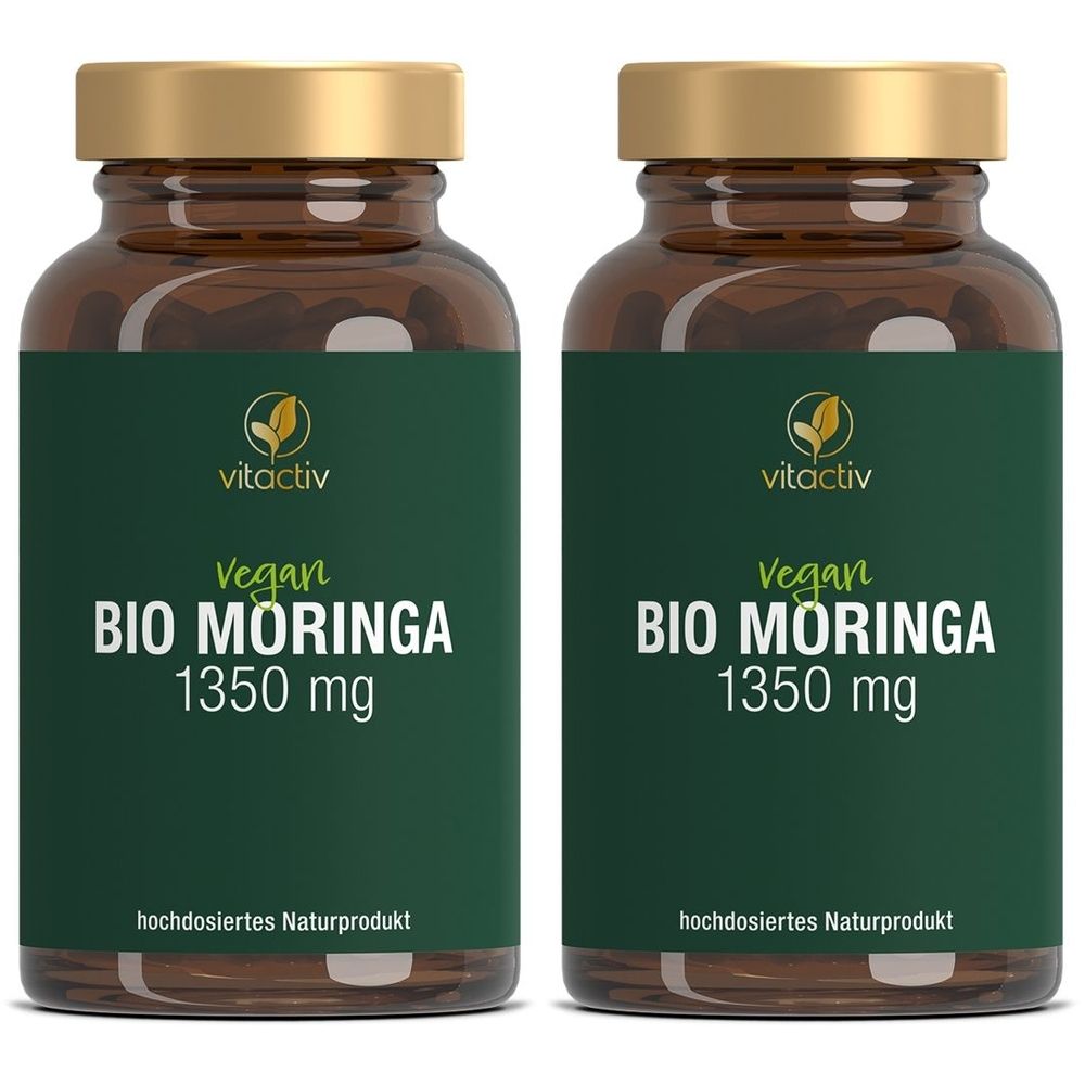 Zwei braune Glasflaschen mit goldenen Deckeln. Auf den grünen Etiketten steht "Vitactiv Bio Moringa 1350 mg" und "Vegan".