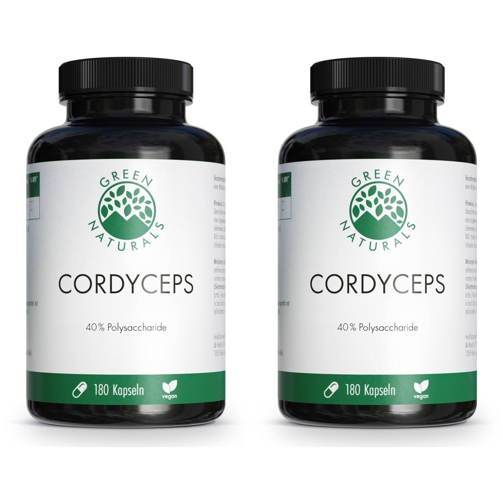 Zwei schwarze Flaschen mit weißen Etiketten. Aufschrift: GREEN NATURALS, CORDYCEPS, 40% Polysaccharide, 180 Kapseln, vegan.