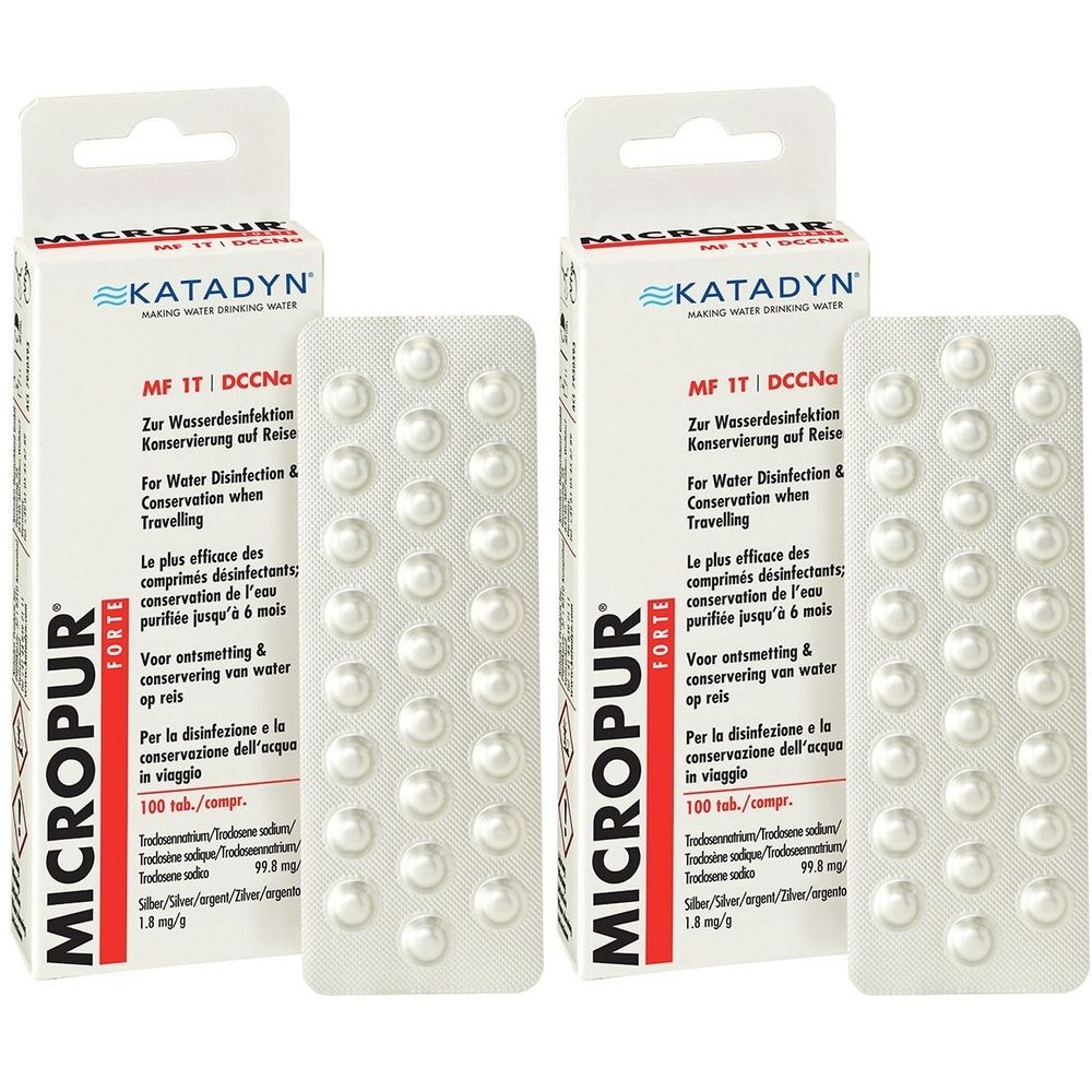 Zwei Packungen mit Tabletten. Aufschrift MICROPUR FORTE und KATADYN. Blisterpackungen mit Tabletten.