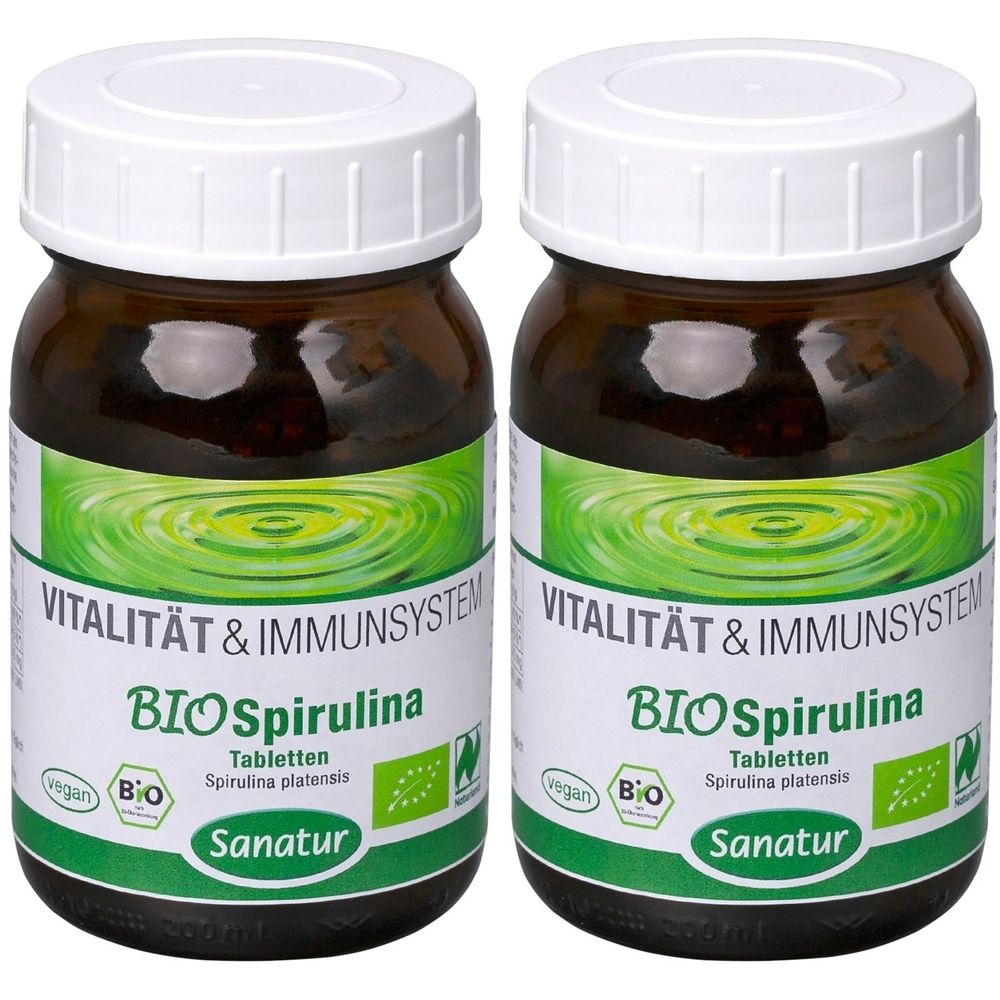 Zwei braune Glasflaschen mit weißen Deckeln. Auf den Etiketten steht "VITALITÄT & IMMUNSYSTEM" und "BIO Spirulina". Das Produkt trägt das Bio-Siegel und den Markennamen Sanatur.