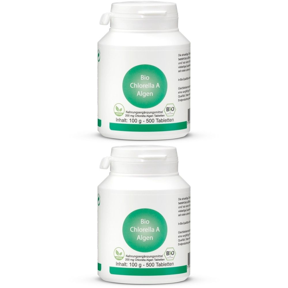 Zwei weiße Flaschen mit grünem Etikett. Auf dem Etikett steht "Bio Chlorella A Algen" und das Bio-Siegel. Inhalt: 100 g - 500 Tabletten.