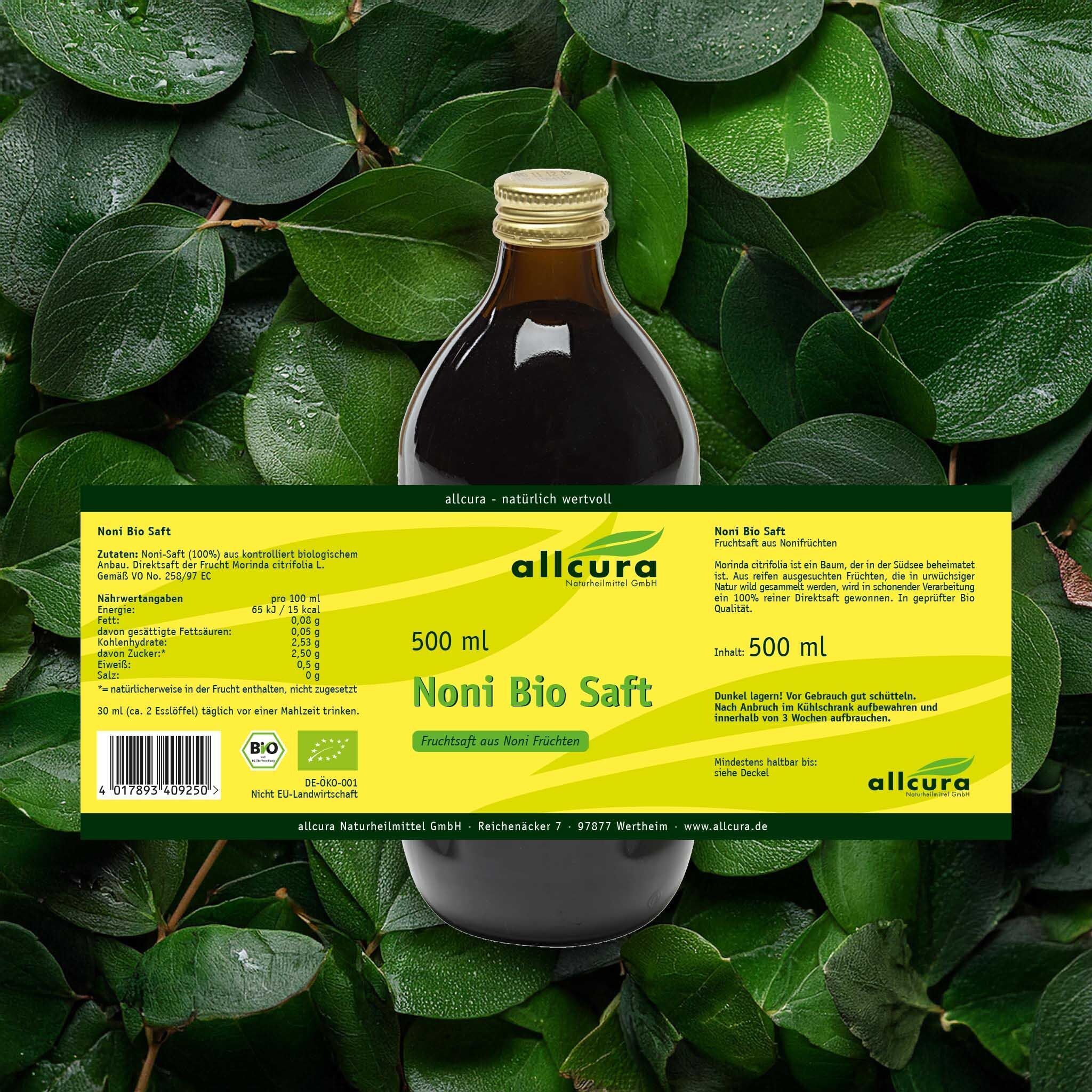 Nahaufnahme einer Flasche allcura Noni Bio Saft (500 ml) auf grünem Blattwerk. Das gelbe Etikett zeigt detaillierte Produktinformationen und Bio-Siegel.