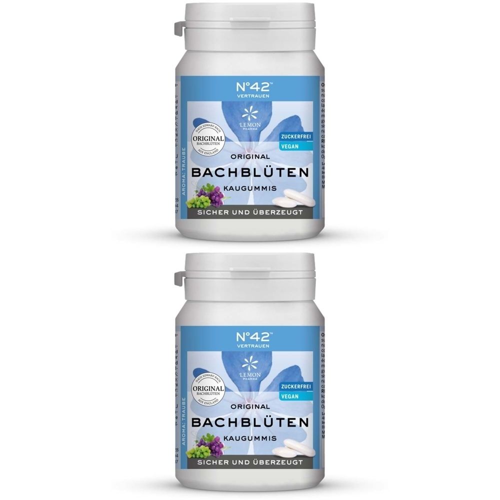 Zwei weiße Flaschen mit blauer Etikettierung. Aufschrift: Original Bachblüten Kaugummis, zuckerfrei, vegan. Logo: N°42, Blume.
