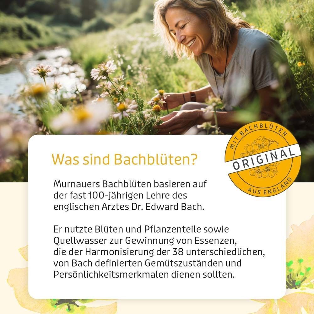 Frau in der Natur, lächelnd, mit Blumen im Vordergrund.