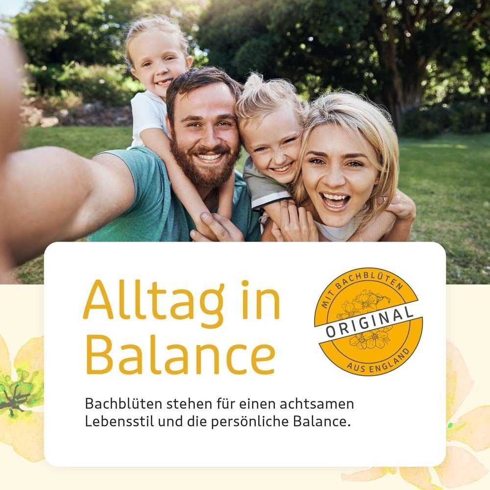 Familie lacht in die Kamera, im Hintergrund eine Wiese.