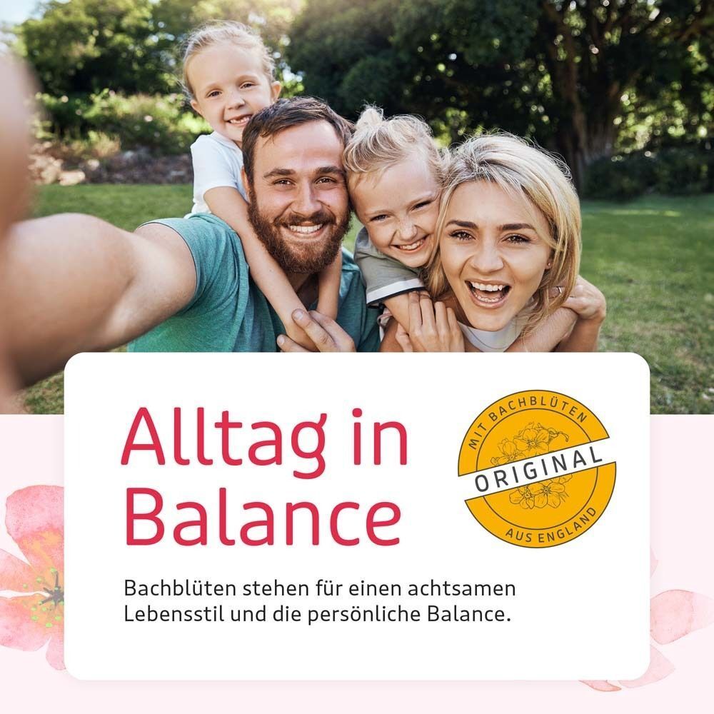 Familie macht ein Selfie im Garten, Text: Alltag in Balance. Mit Siegel 'Original aus England'.
