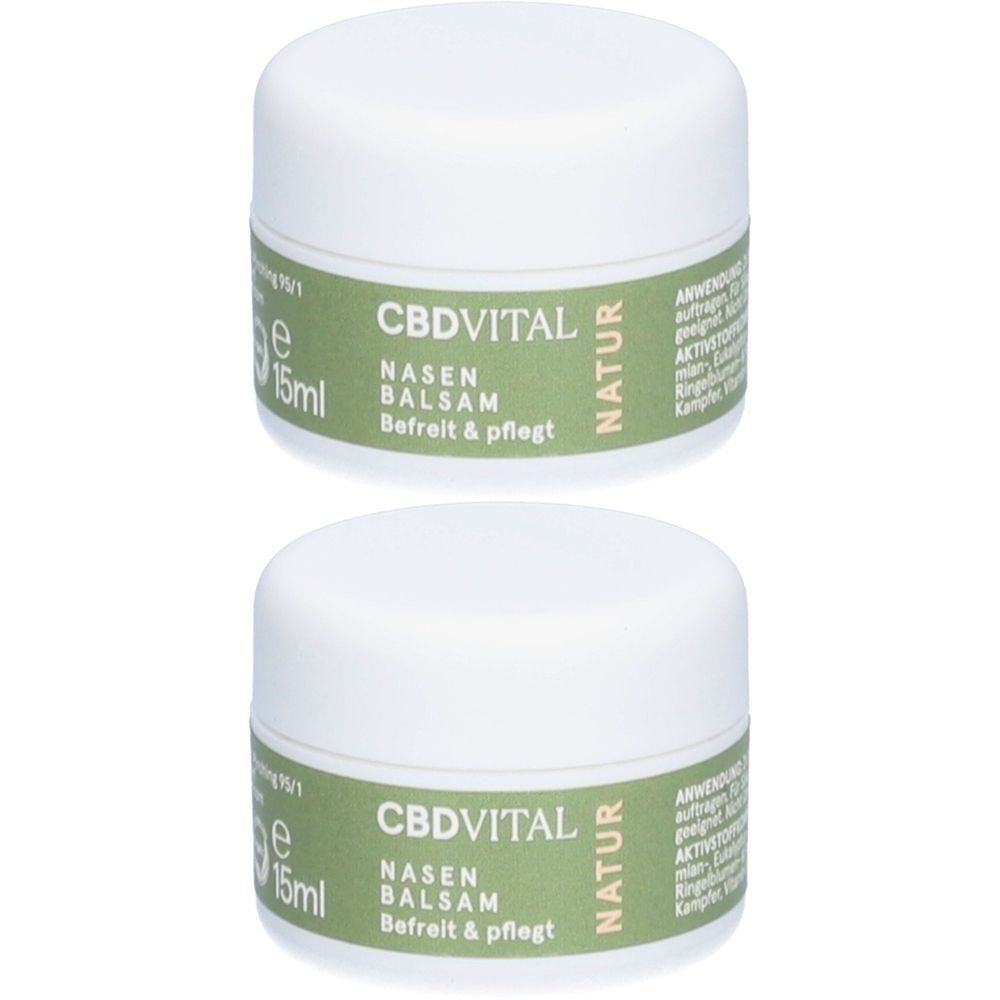 Zwei weiße Tiegel mit grünem Etikett. Aufschrift: CBDVITAL NASEN BALSAM. Text: Befreit & pflegt. Volumen: 15ml.