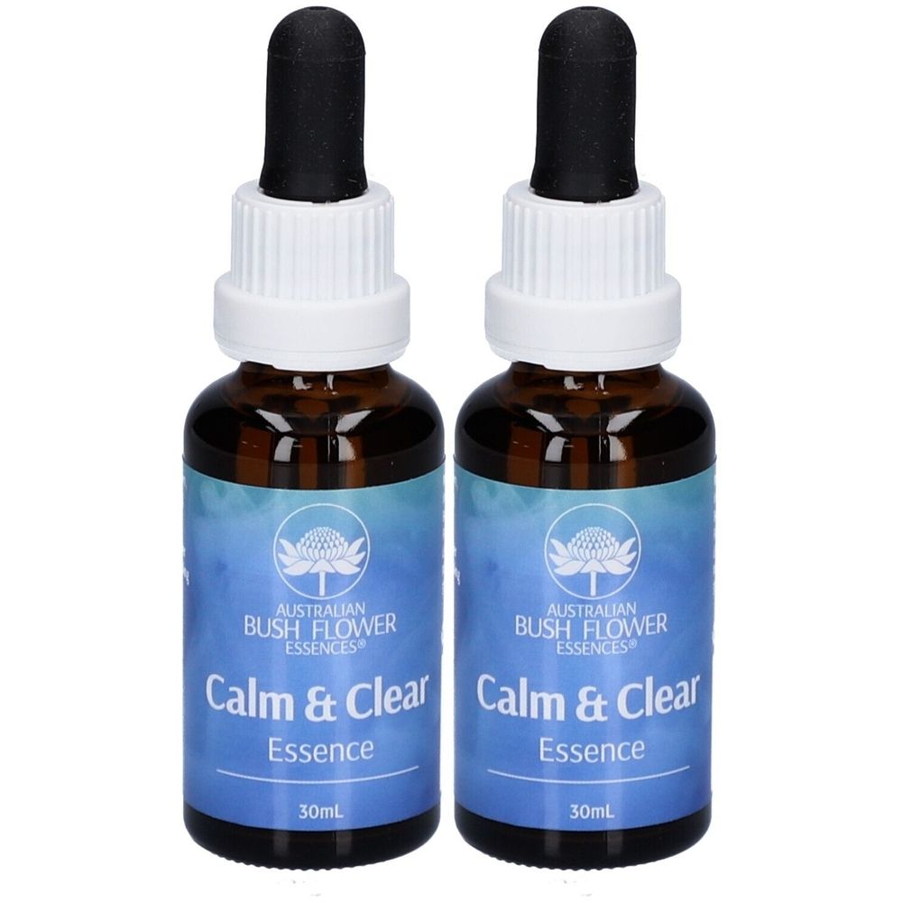 Zwei Flaschen mit braunem Glas, weißen Deckeln und schwarzen Pipetten. Auf den Etiketten steht "Calm & Clear Essence" und "30ml".