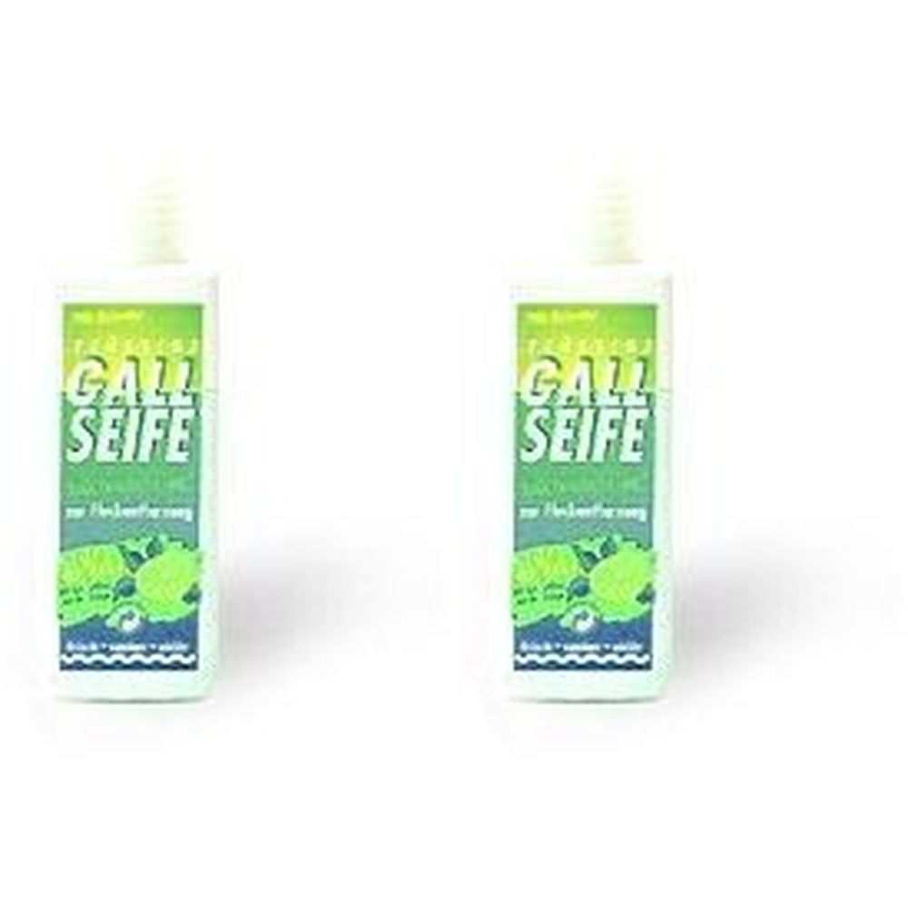 Zwei Flaschen mit weißem Deckel und rechteckigem Etikett. Auf dem Etikett steht "Gallseife".