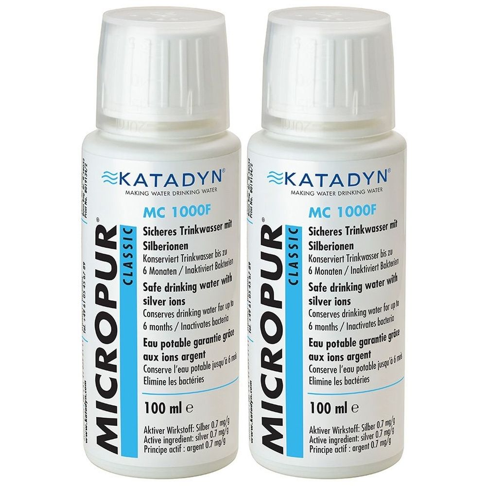 Zwei weiße Flaschen mit blauem Etikett. Aufschrift: Micropur Classic MC 1000F. Enthält Silberionen. 100 ml.