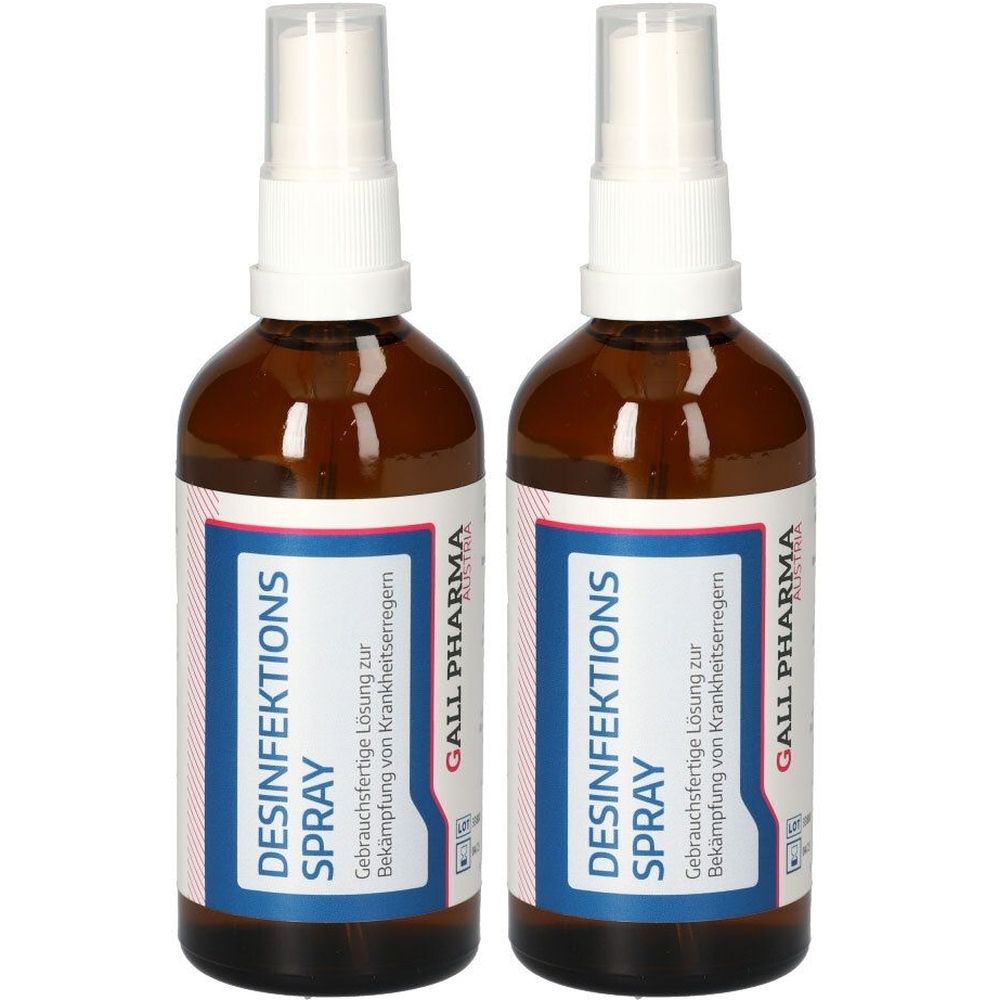 Zwei braune Sprühflaschen mit weißem Sprühkopf. Auf den Etiketten steht DESINFEKTIONS SPRAY und GALL PHARMA. Gebrauchsfähige Lösung zur Bekämpfung von Krankheitserregern.