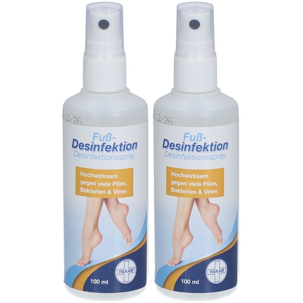 Zwei weiße Sprühflaschen mit schwarzem Sprühkopf. Aufschrift: Fuß-Desinfektion. Enthält Abbildung von Füßen. Marke: PARAM. 100 ml.