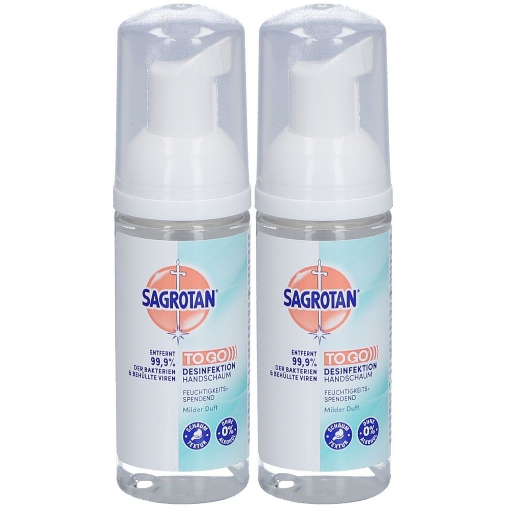Zwei Flaschen Sagrotan Desinfektion Handschaum. Transparente Flaschen mit weißem Pumpspender und Deckel. Blaue und weiße Etiketten.