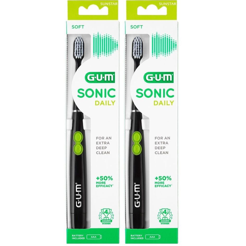 Zwei elektrische Zahnbürsten in Verpackung. Schwarze Griffe, grüne Knöpfe. Aufschrift: GUM SONIC DAILY. Weiche Borsten. Batterie enthalten.
