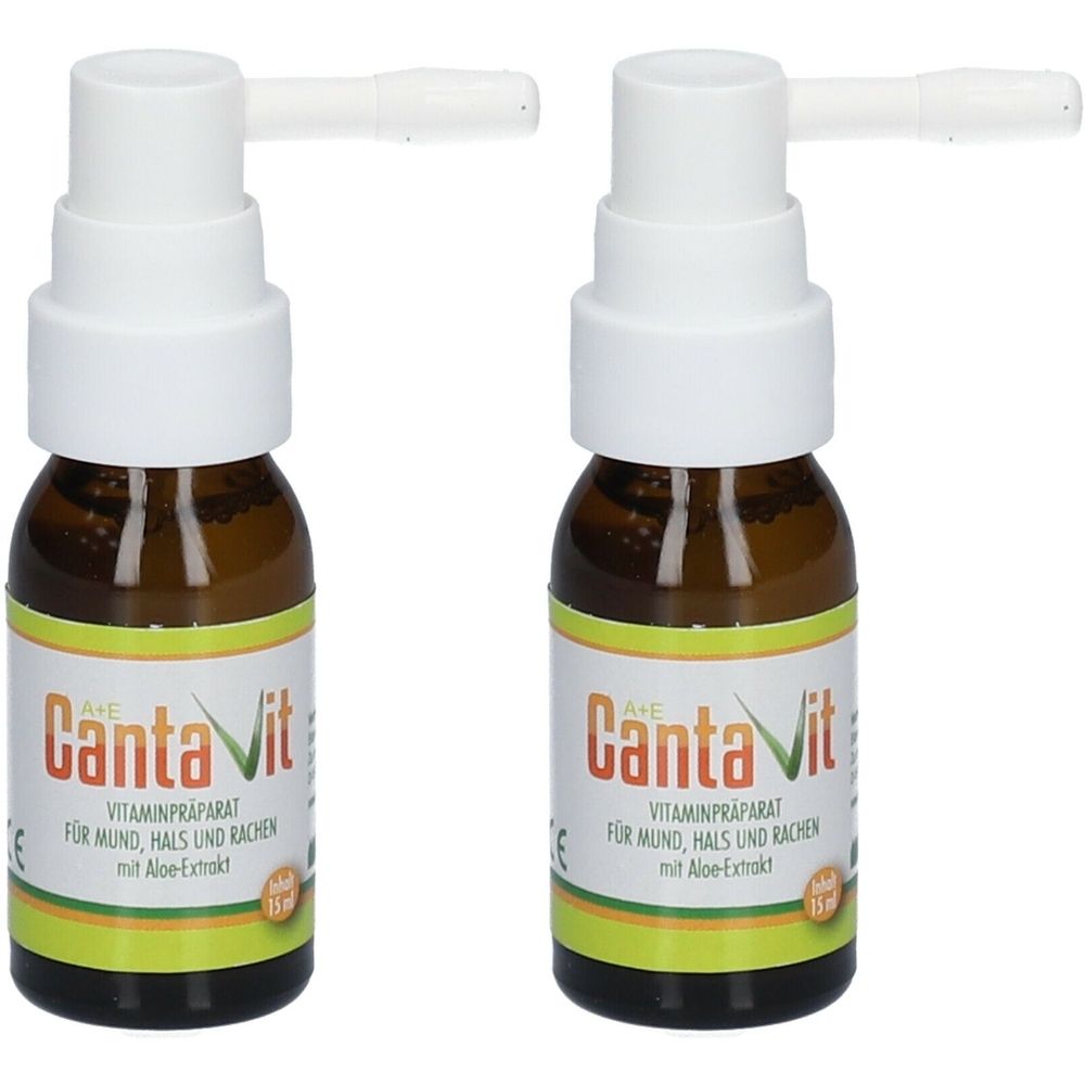 Zwei Flaschen mit Sprühkopf. Auf den Etiketten steht "CantaVit". Darunter "Vitaminpräparat für Mund, Hals und Rachen mit Aloe-Extrakt".