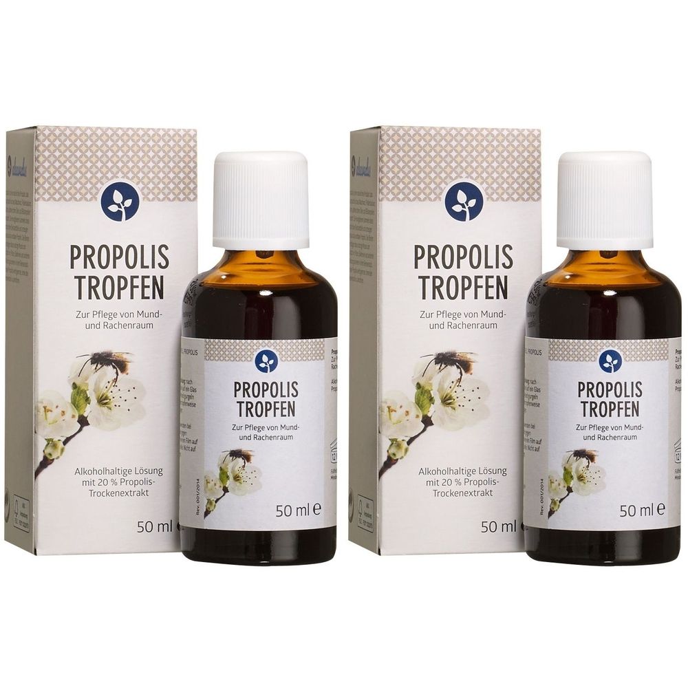 Zwei Flaschen mit brauner Flüssigkeit und weißen Deckeln, neben zwei Schachteln. Aufschrift: Propolis Tropfen, 50 ml.