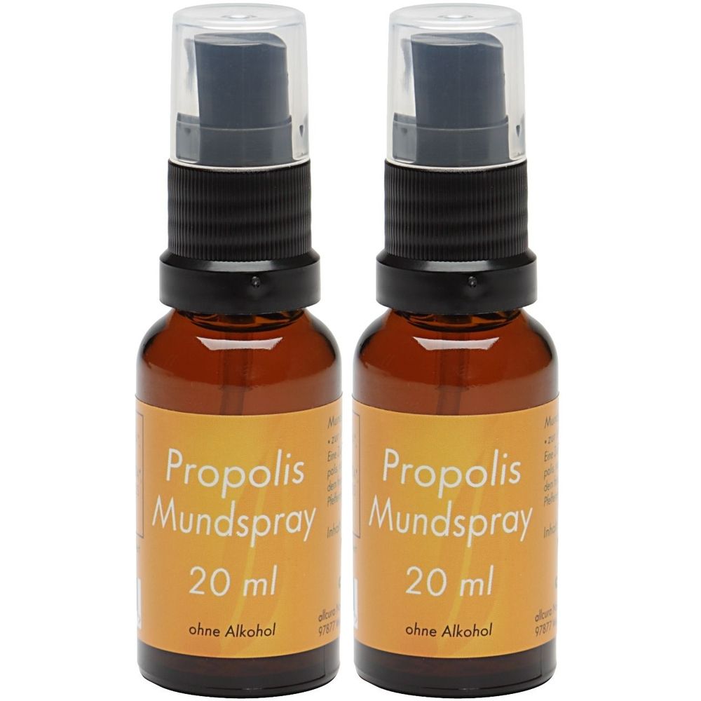 Zwei Sprühflaschen mit braunem Glas und schwarzem Sprühkopf. Auf den Etiketten steht "Propolis Mundspray" und "20 ml".