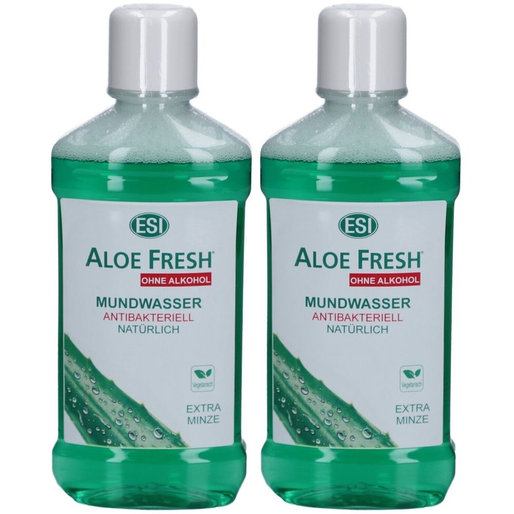 Zwei Flaschen Mundwasser mit grüner Flüssigkeit. Auf den Etiketten steht "ALOE FRESH", "OHNE ALKOHOL", "ANTIBAKTERIELL".