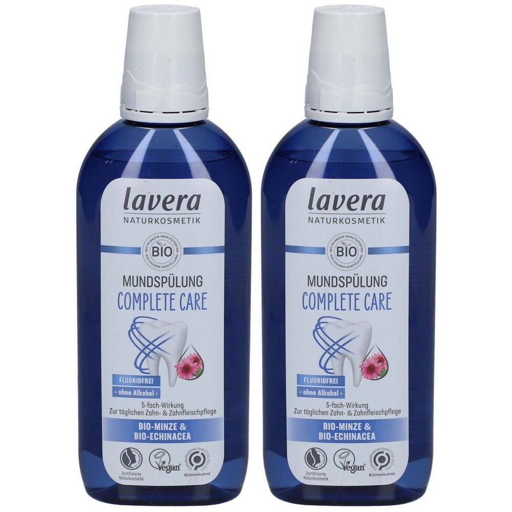 Zwei blaue Flaschen Mundspülung. Aufschrift: lavera Naturkosmetik, BIO, Mundspülung Complete Care. Mit Bio-Minze & Bio-Echinacea. Vegan.