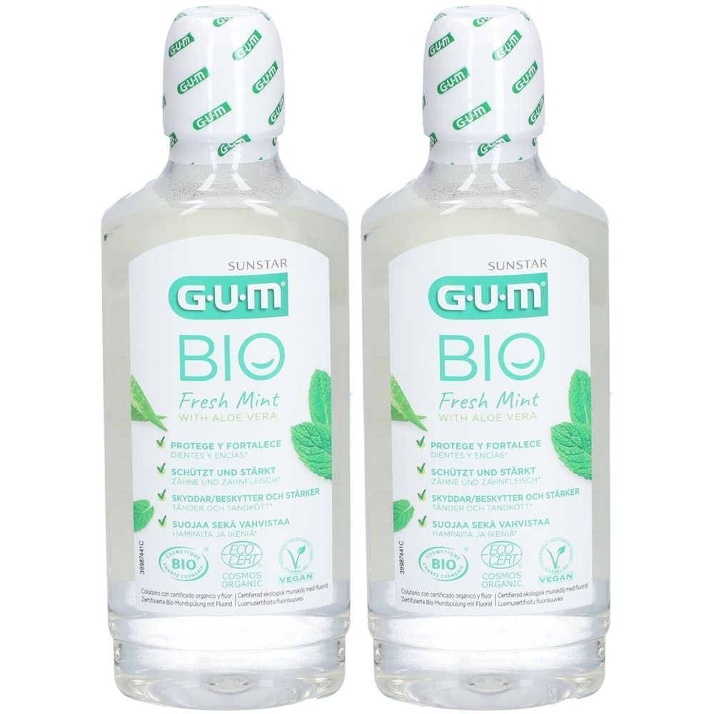Zwei Flaschen GUM BIO Mundspülung. Weiße Etiketten mit grünen Akzenten. Aufschrift: BIO, Fresh Mint, Aloe Vera. Logos: Bio, Cosmos Organic, Vegan.