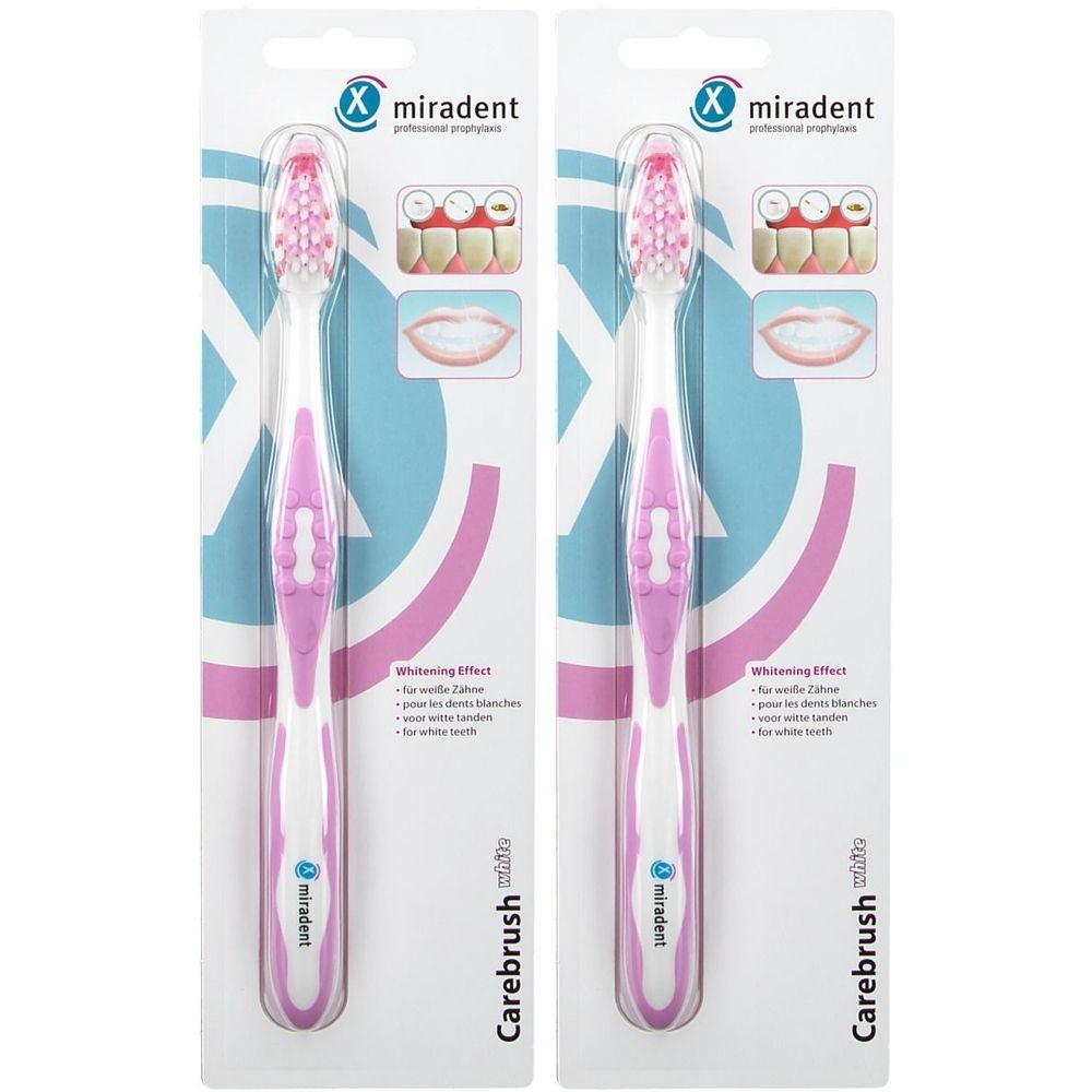 Zwei Zahnbürsten in Blisterverpackung. Weiße Griffe mit pinkfarbenen Elementen und Borsten. Marke: miradent Carebrush white.