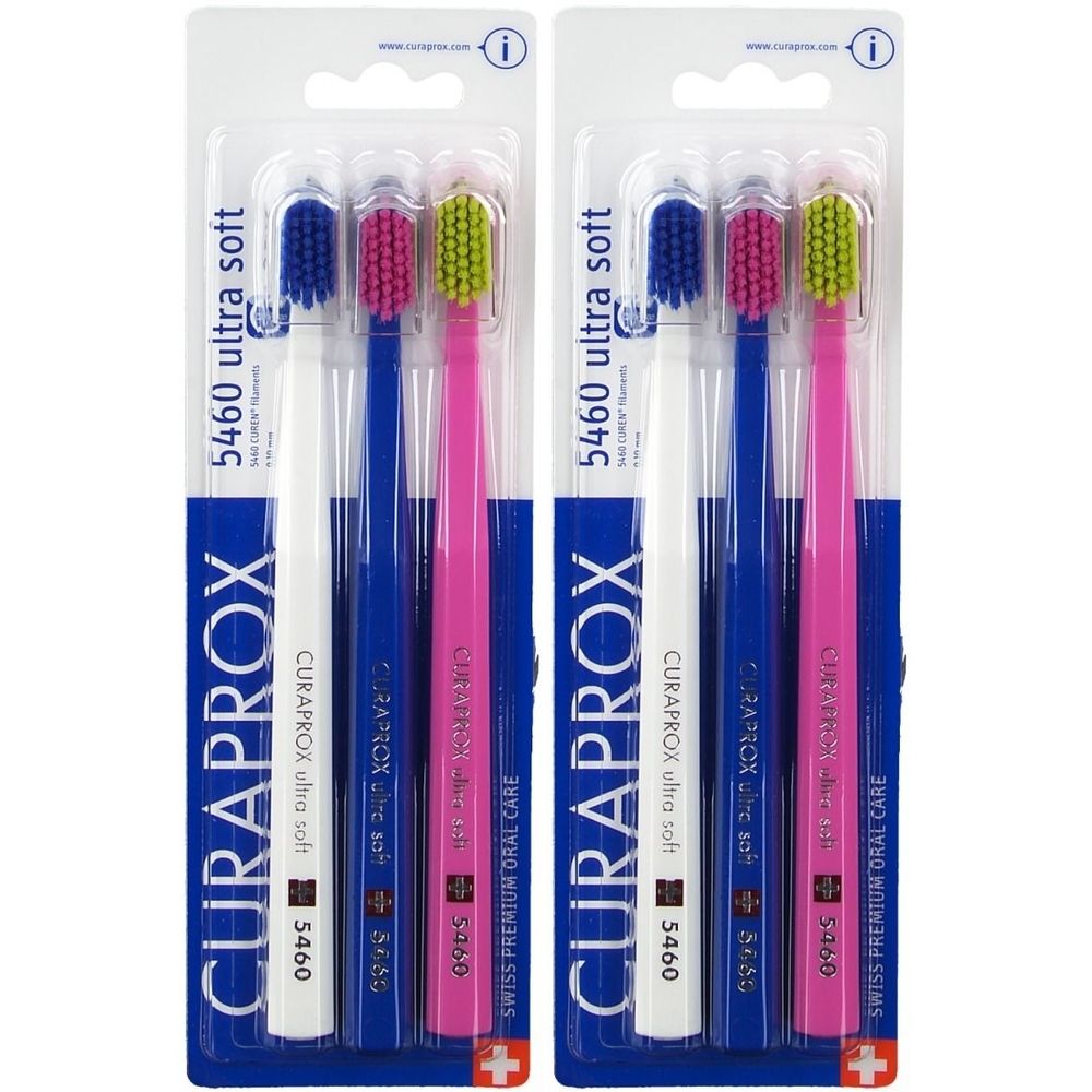Zwei Zahnbürsten-Verpackungen. Jede enthält drei Zahnbürsten in Weiß, Blau und Pink mit farbigen Borsten. Marke: Curaprox.