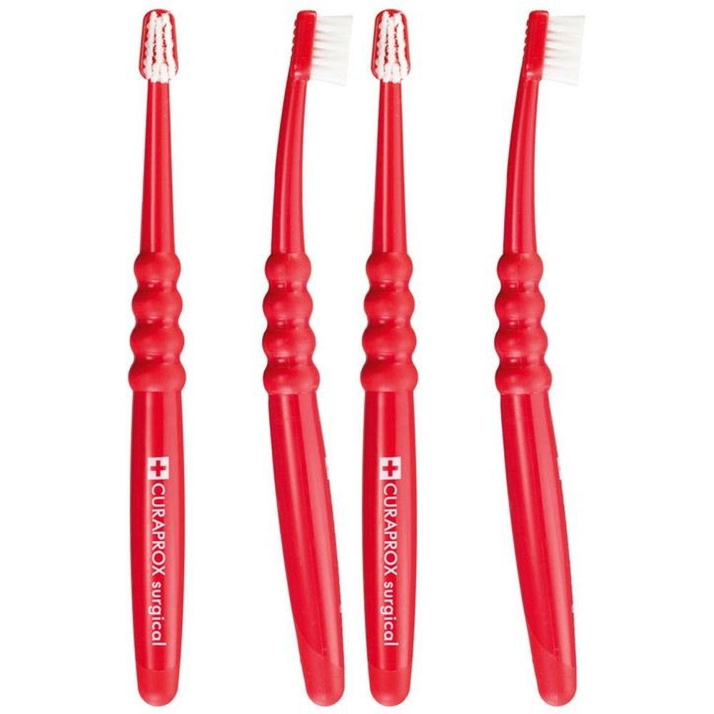 Vier rote Zahnbürsten mit weißen Borsten. Der Griff ist geriffelt und trägt den Schriftzug "CURAPROX surgical".