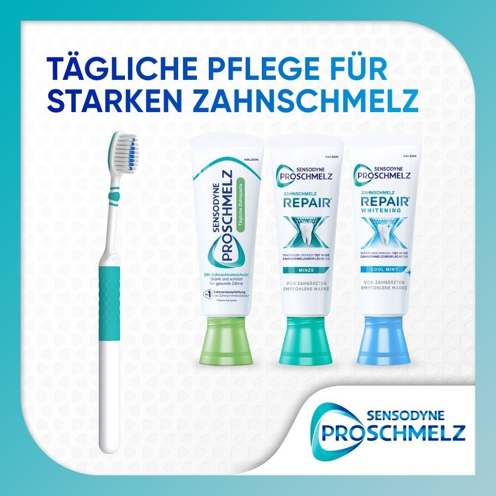 Zahnbürste und drei Tuben Sensodyne ProSchmelz Zahnpasta in verschiedenen Varianten.