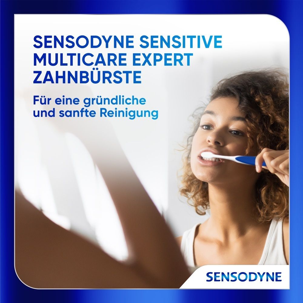 Sensodyne Sensitive Multicare Expert Zahnbürste mit blauen Borsten und weißem Griff, die von einer Frau benutzt wird.