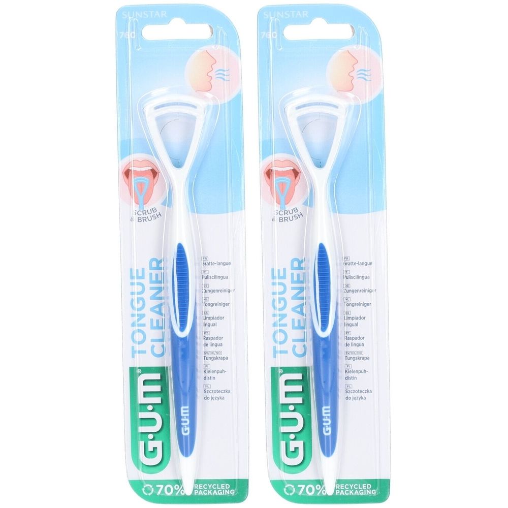 Zwei Zungenreiniger in Blisterverpackung. Weiß-blauer Griff, Reinigungsfläche. Marke G.U.M. Aufschrift: Tongue Cleaner. Verpackung aus 70% recyceltem Material.
