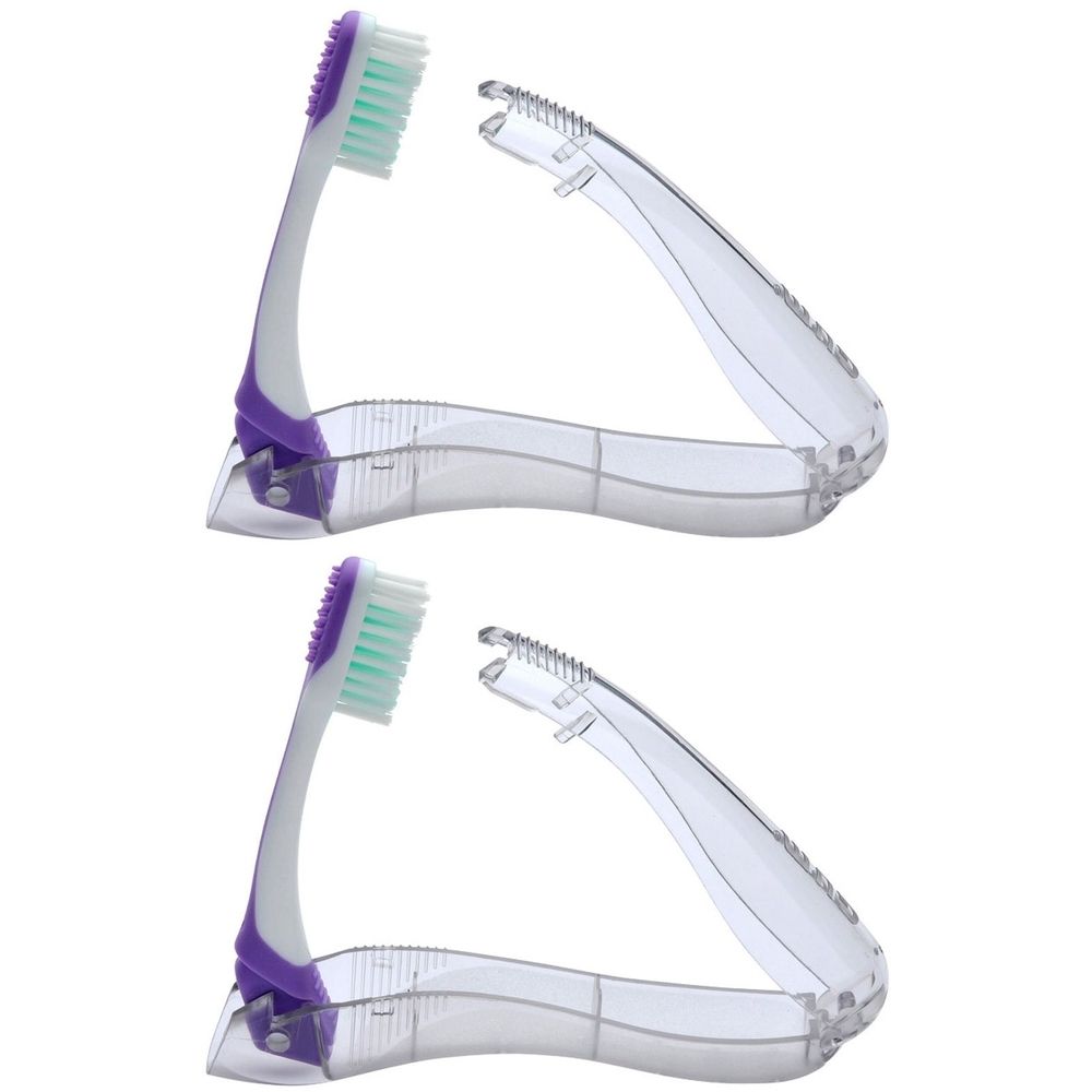 Zwei zusammenklappbare Zahnbürsten. Weiße Borsten mit hellgrünen Spitzen, lila Griff. Transparente Schutzhülle.