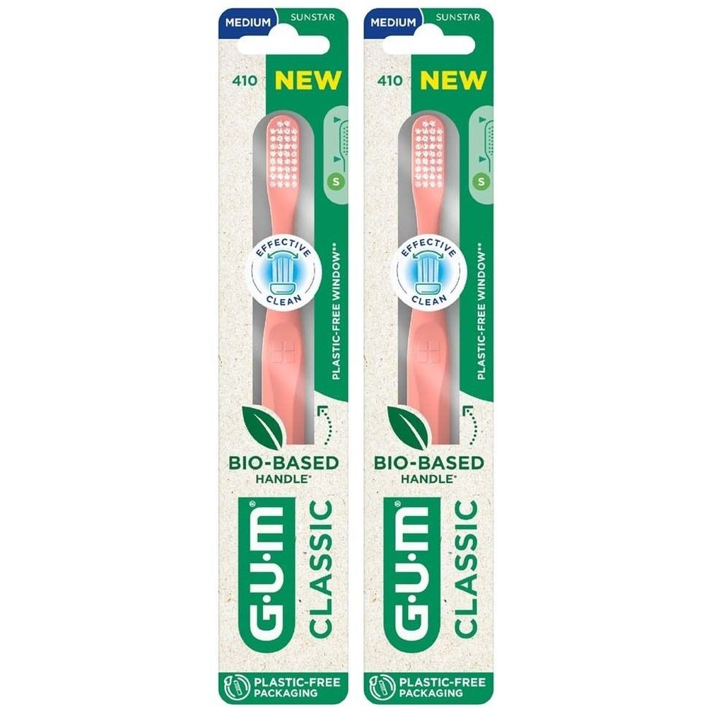 Zwei Zahnbürsten in Verpackung. Rosa Borsten, grüne Verpackung. Marke GUM Classic, Medium. "Bio-Based Handle". "Plastic-Free Packaging".