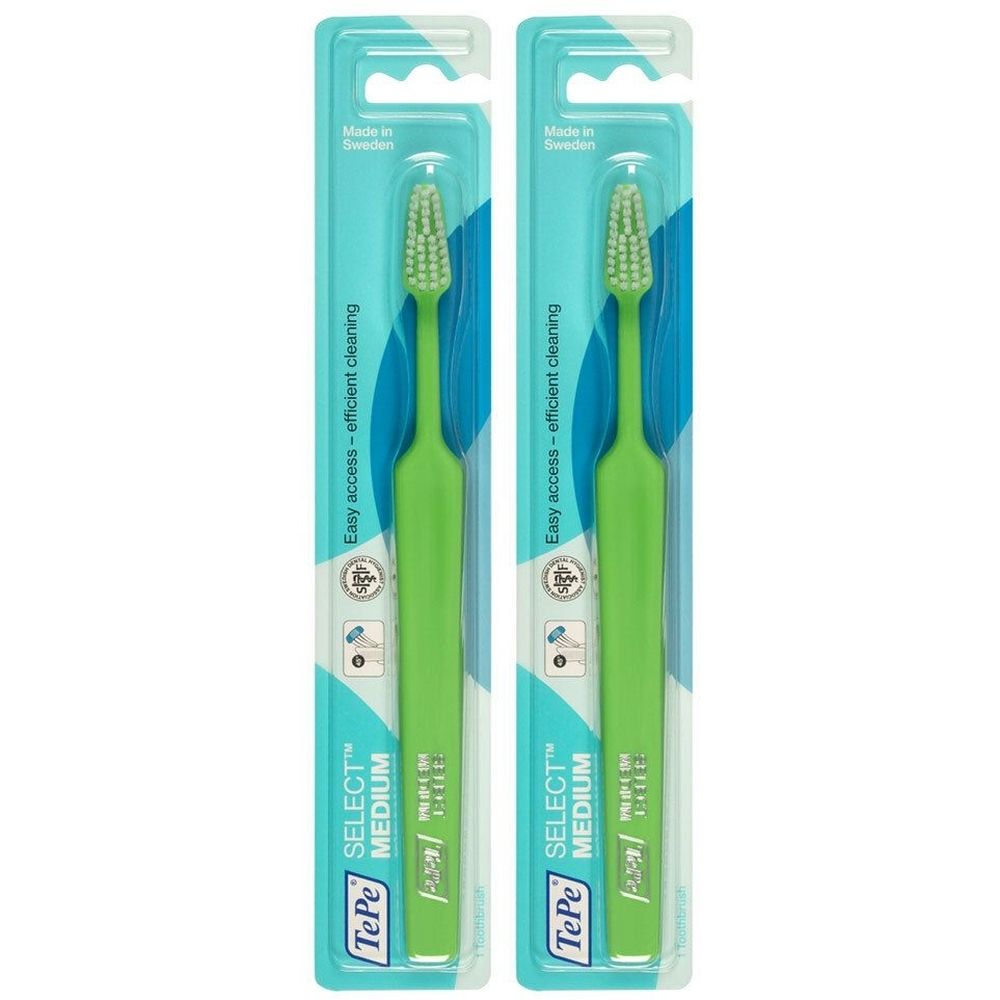 Zwei grüne Zahnbürsten in Verpackung. Aufschrift: TePe SELECT MEDIUM. Borsten hellgrün. Verpackung mit Aufschrift: Easy access - efficient cleaning.