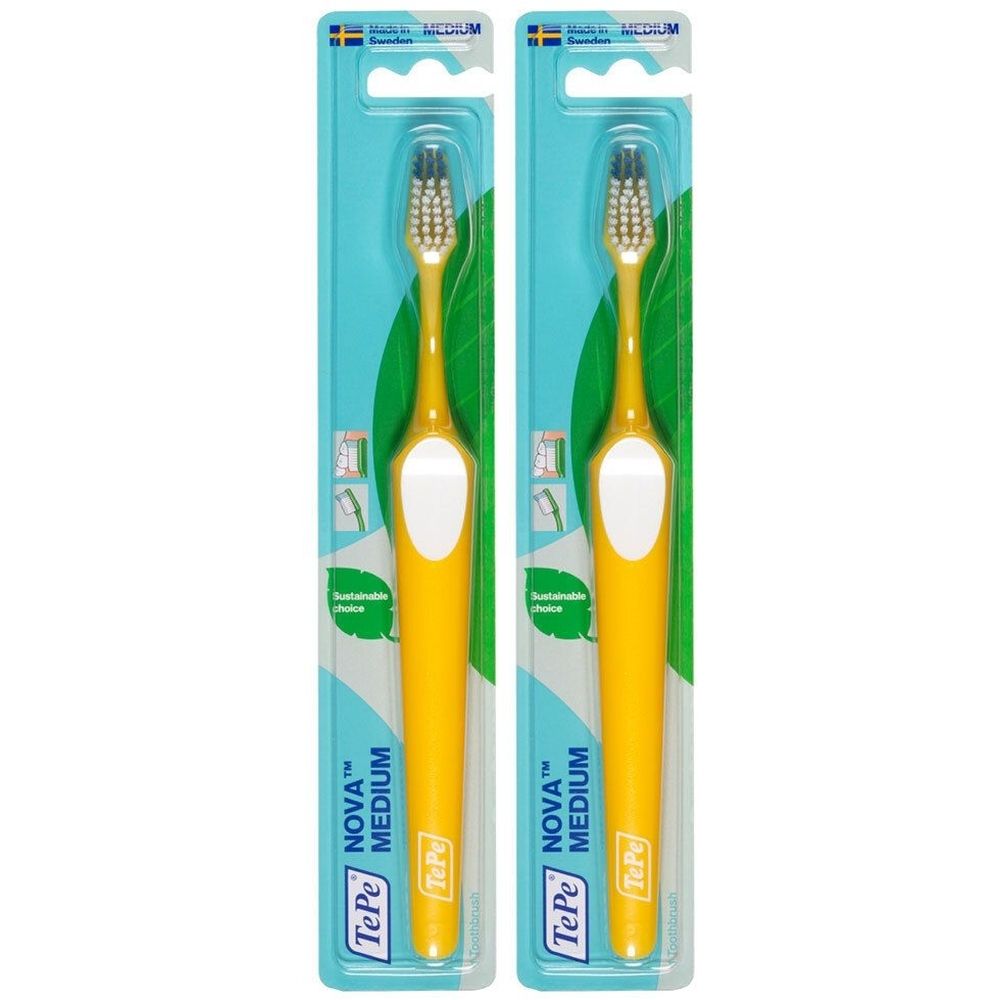 Zwei gelbe Zahnbürsten in Verpackung. Schwarze Borsten, weißer Griff. Aufschrift: TePe NOVA MEDIUM.