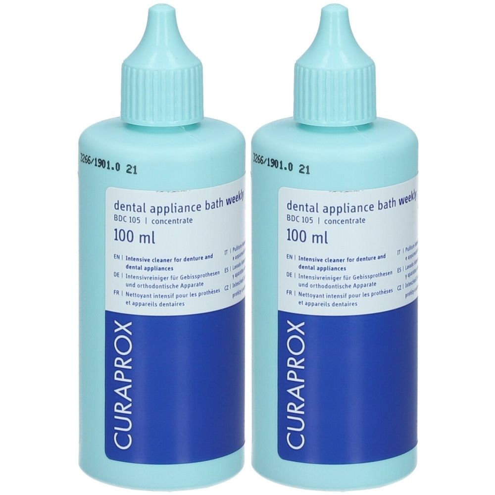 Zwei hellblaue Flaschen mit Dosierkappe. Aufschrift: CURAPROX, dental appliance bath weekly, BDC 105 concentrate, 100 ml.