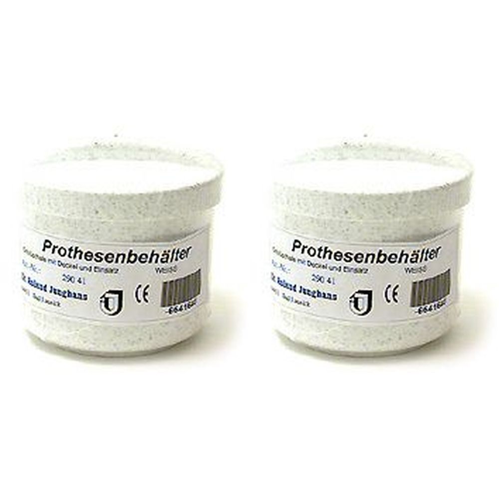 Zwei weiße Behälter mit Deckel. Aufschrift: Prothesenbehälter. Mit Barcode und CE-Zeichen. Aufschrift: Dr. Roland Junghans.