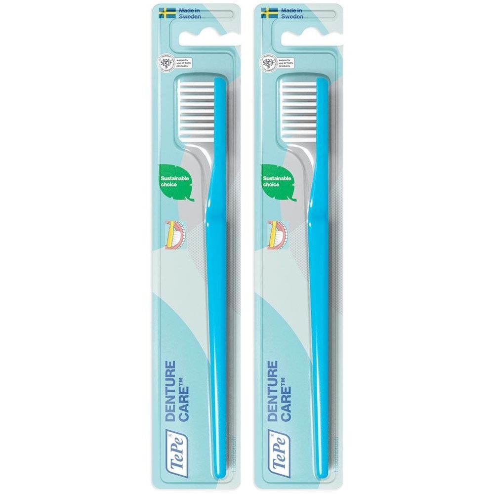 Zwei blaue Prothesenbürsten in Verpackung. Weißer Bürstenkopf, blauer Griff. Marke: TePe DENTURE CARE™. Nachhaltige Wahl.