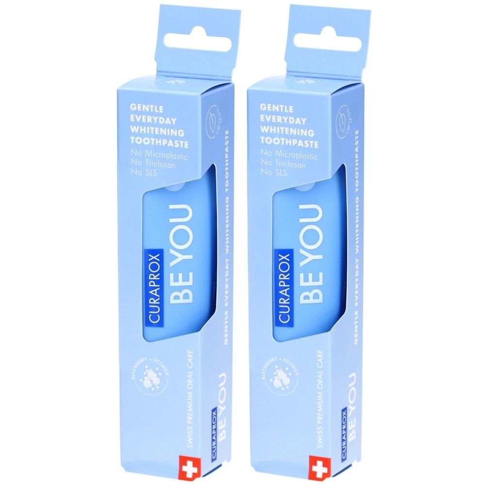 Zwei Zahnpasta-Verpackungen. Hellblaue Kartons mit Produktnamen und Schweizer Kreuz. Aufschrift: BE YOU, CURAPROX.