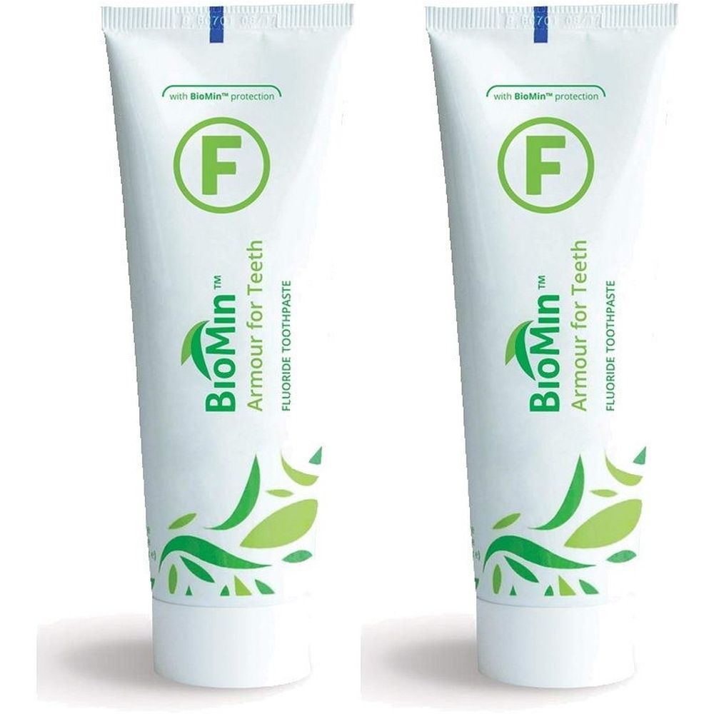 Zwei Tuben Zahnpasta. Aufschrift: BioMin Armour for Teeth, mit F-Symbol. Weiße Tuben mit grünen Blättern.