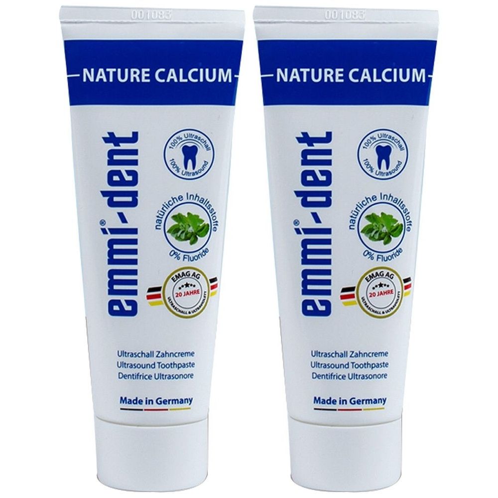 Zwei Tuben emmi-dent Zahncreme Nature Calcium. Weiße Tuben mit blauem Deckel und Schriftzug. Enthält 0% Fluorid und natürliche Inhaltsstoffe.