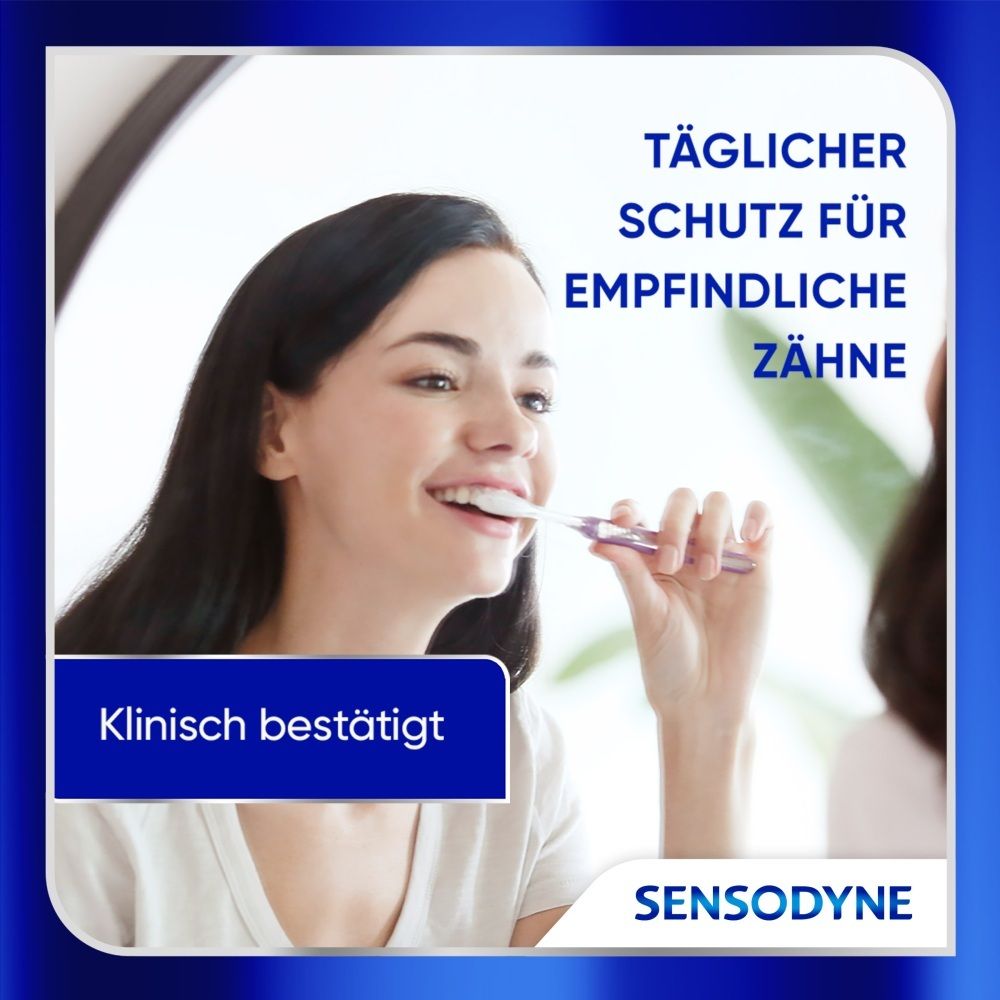 Frau putzt sich die Zähne mit Sensodyne Zahnbürste für empfindliche Zähne.