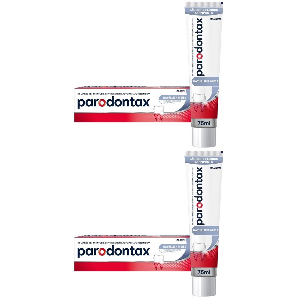 Zwei Tuben und zwei Schachteln Parodontax Natürlich Weiss Zahnpasta. Die Tuben sind weiß mit roter Schrift und rotem Streifen.