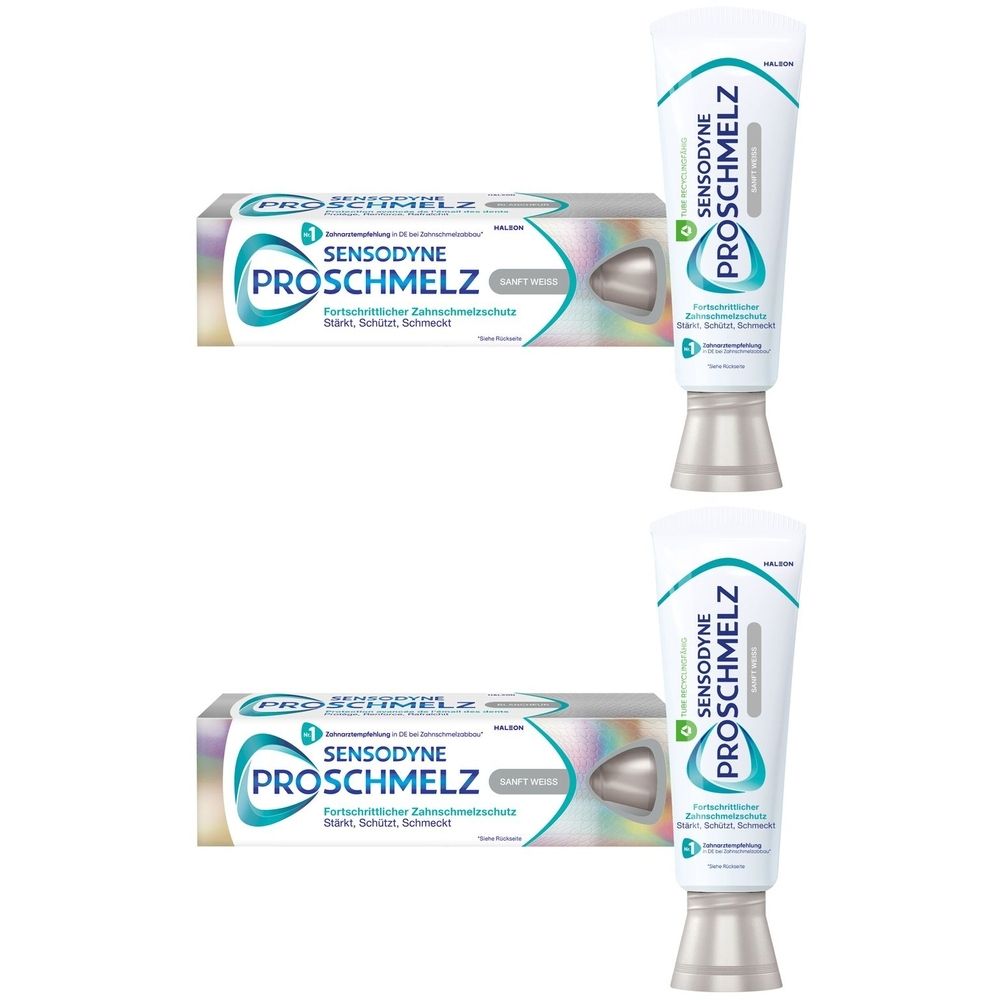Zwei Tuben und zwei Schachteln Sensodyne ProSchmelz Zahnpasta. Die Tube ist weiß mit blaugrüner Schrift. Die Schachtel ist weiß und silber.