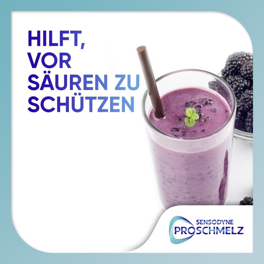 Beere Smoothie mit Minze und Strohhalm, daneben Beeren. Sensodyne ProSchmelz Logo.