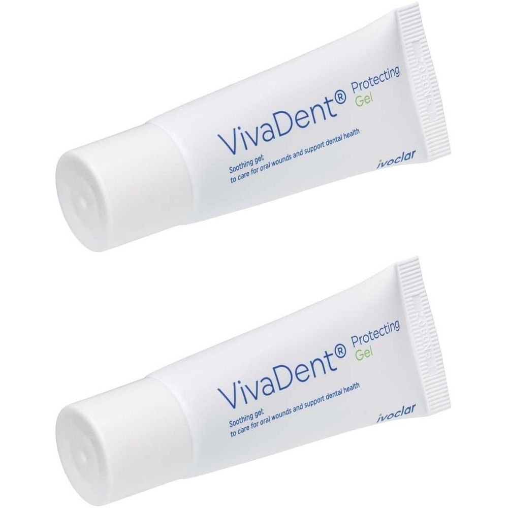 Zwei weiße Tuben VivaDent Protecting Gel. Aufschrift: Soothing gel, to care for oral wounds and support dental health. Marke: Ivoclar.