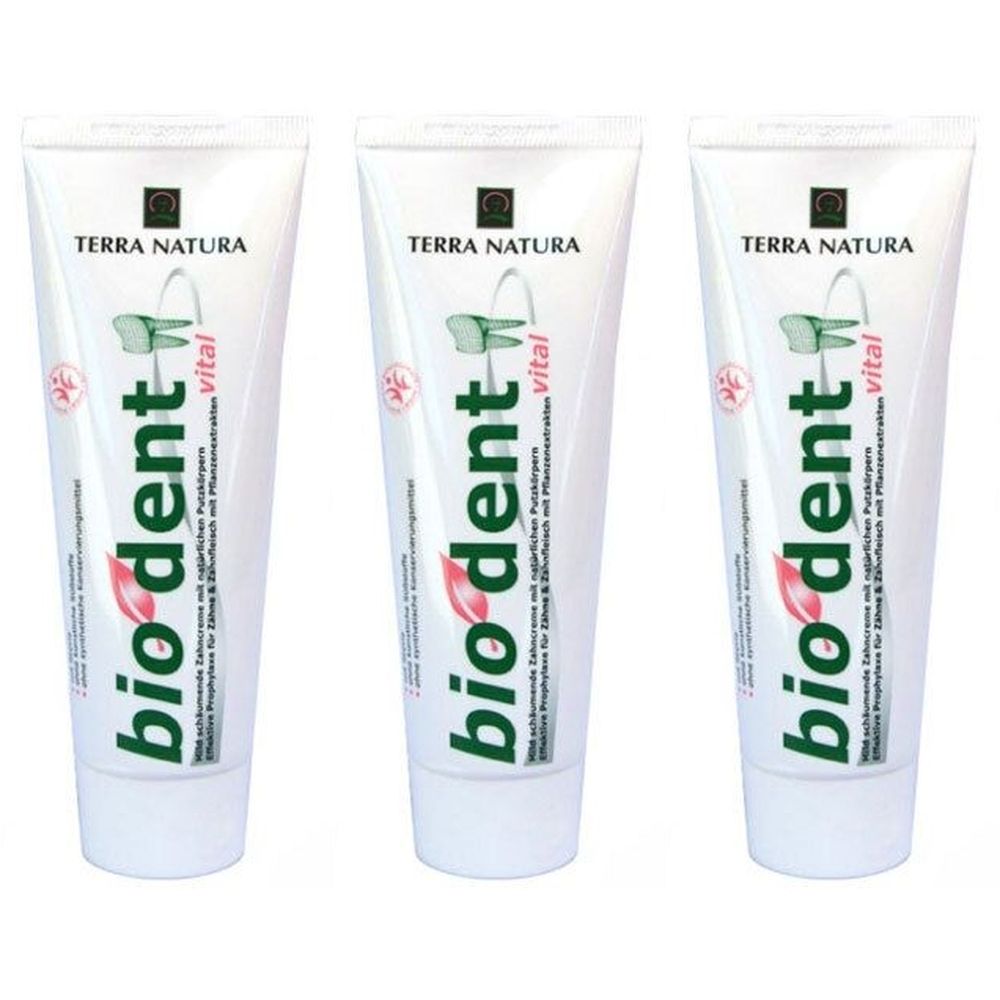 Drei Tuben Zahnpasta. Aufschrift: TERRA NATURA, bio dent vital. Grün-weißes Design mit Zahn-Symbol.